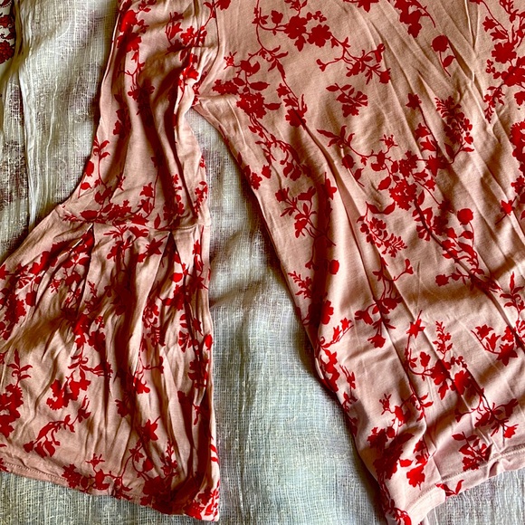 FLAT Rs. 500 (free ship) H&M Cute floral top with bell sleeves - Picture 8 of 8